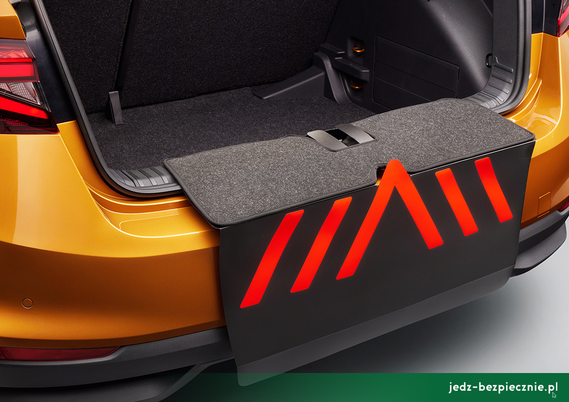 Premiera tygodnia - Skoda Fabia IV hatchback - zabezpieczenie progu zderzaka z trójkątem ostrzegawczym